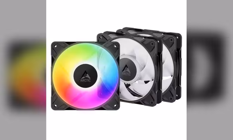 Arctic P12 Pro LN : une nouvelle série 120 mm taillée pour le silence et la pression 1 Ventilateur Arctic P12 Pro LN avec éclairage RGB, en lot de trois.