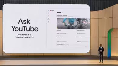 Présentation "Ask YouTube" sur grand écran lors d'une conférence, avec interface utilisateur visible.