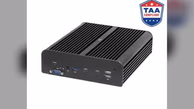 Mini PC fanless noir avec façade VGA, USB et double Ethernet, vue trois quarts