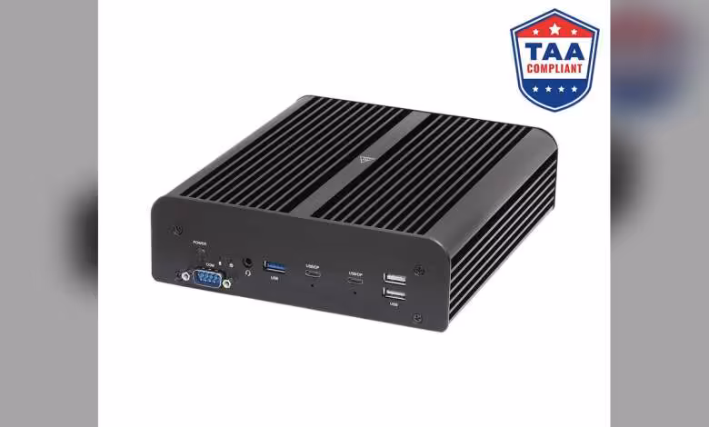 ASRock iBox : les Mini PC fanless passent à Intel Core Ultra X7 358H et Ultra 5 325 1 Mini PC fanless noir avec façade VGA, USB et double Ethernet, vue trois quarts