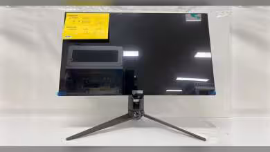 Moniteur ASUS PG32UCWM bien éclairé, monté sur support élégant, fond clair légèrement réfléchi