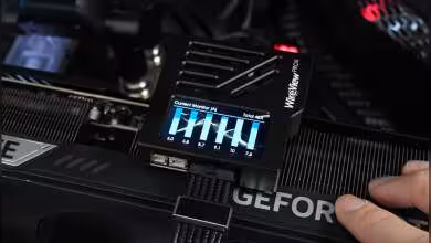 Module ASUS ROG WireView Pro monté sur carte graphique fond sombre, détails nets et contrastes forts