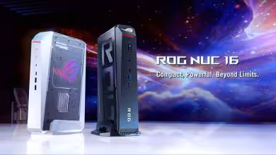 Deux ASUS ROG NUC 16, lumière professionnelle, fond galaxie coloré.