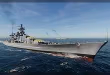 Croiseur de guerre gris en vue de proue sur mer calme, avec superstructure détaillée et arrière-plan côtier