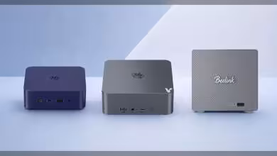 Trois mini PC Beelink avec différents designs et couleurs sur fond bleu et blanc.