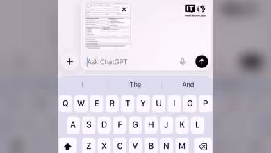 Clavier virtuel sous une fenêtre de chat avec aperçu de formulaire et logo IT Home.