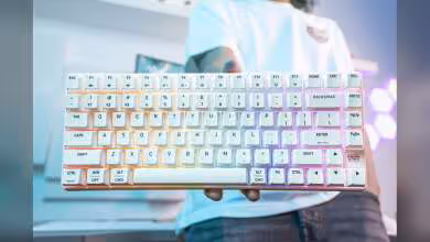 Clavier Cherry Xtrfy K33 Compact Wireless blanc, format 75 %, tenu en main en photo produit