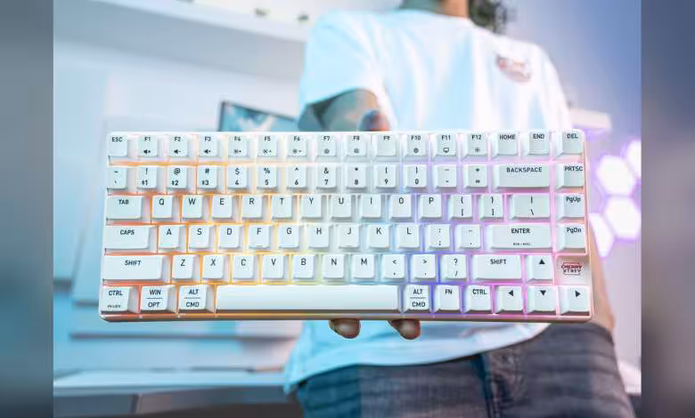Cherry Xtrfy K33 Compact Wireless : un clavier 75 % tri-mode à 59,99 € pour jouer 1 Clavier Cherry Xtrfy K33 Compact Wireless blanc, format 75 %, tenu en main en photo produit
