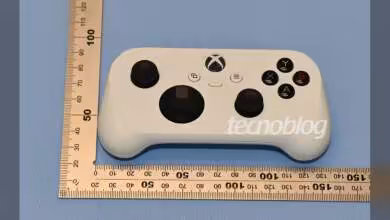 Contrôleur de jeu compact blanc Xbox sur fond bleu avec règles, bien éclairé