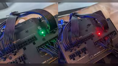 Connecteurs d'alimentation sur une carte mère avec voyants LED vert et rouge.