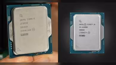 Deux processeurs Intel Core i9 273PQE et i9-14900K avec éclairage net, fond sombre