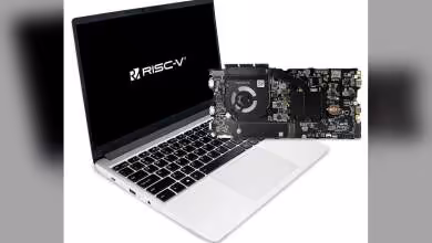 Laptop Framework ouvert avec carte mère DC-ROMA RISC-V Mainboard III affichée au premier plan