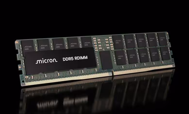 DDR5 RDIMM : Micron échantillonne un module serveur 256 Go à 9 200 MT/s pour l'IA 1 Module mémoire serveur Micron DDR5 RDIMM avec puces DRAM visibles, format DIMM vert sur fond noir