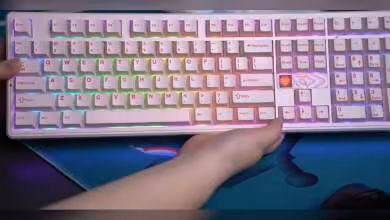 Clavier mécanique Epomaker F108 Pro V2 blanc avec éclairage RGB, vue de dessus complète