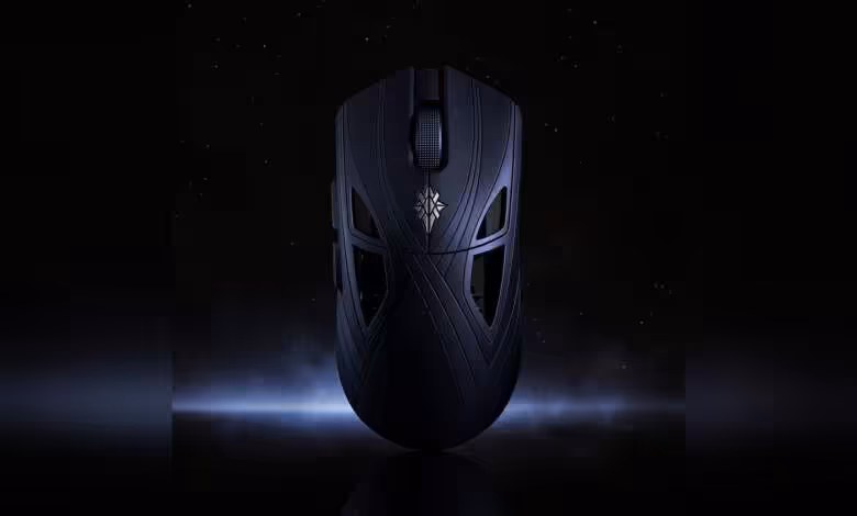Finalmouse Starlight X : une souris FPS de 38 g avec TMR, capteur F1 et MCU Nordic 1 Souris Finalmouse Starlight X noire, vue de face, logo central et coque ajourée symétrique