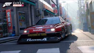 Voiture Nissan dans Forza Horizon 6 sur rue urbaine avec enseignes lumineuses