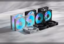 Trois ventilateurs PC RGB Fractal blancs et noirs, face avant, disposés sur fond gris