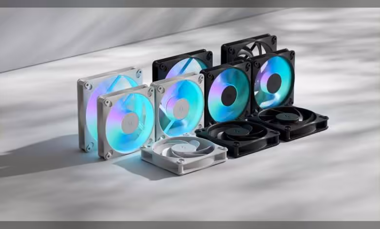 Trois ventilateurs PC RGB Fractal blancs et noirs, face avant, disposés sur fond gris