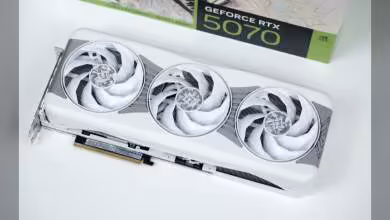 Vue dessus carte graphique RTX 5070 avec packaging fond blanc.