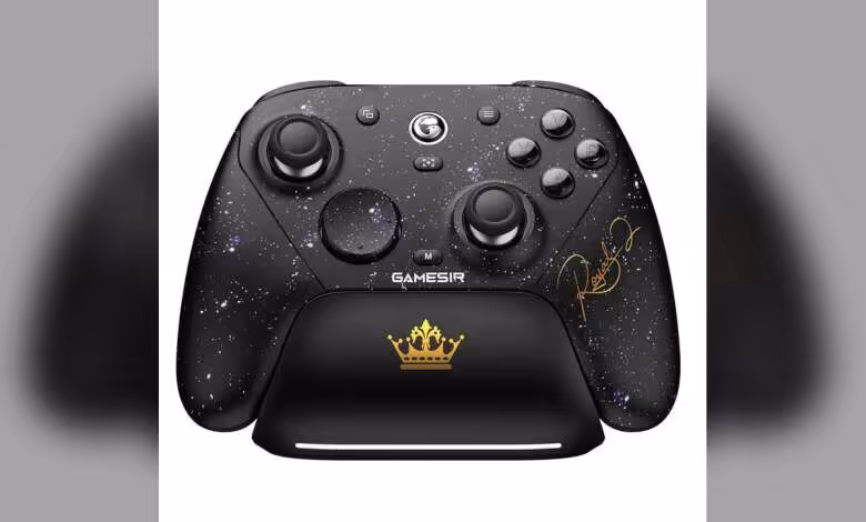 GameSir G7 Pro 8K PC Royal2 Edition : les précommandes ouvrent pour la manette e-sport 1 Manette GameSir G7 Pro 8K PC Royal2 Edition noire, gros plan face avant avec logo couronne