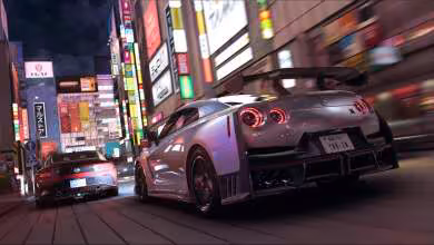 Deux voitures de sport Nissan GT-R en course nocturne dans une rue urbaine éclairée par des néons
