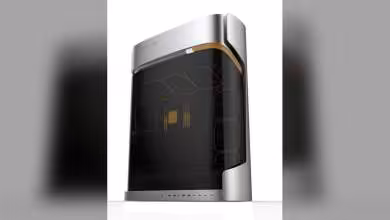 Boîtier PC Geometric Future au design argenté, avec façade vitrée sombre et liserés dorés visibles