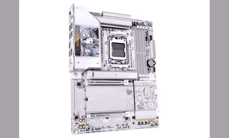 B850 AORUS ELITE-P ICE : GIGABYTE étend sa série ARI à une carte mère ATX AM5 1 Carte mère GIGABYTE anglée, illustration contrastée, fond blanc, détails net.