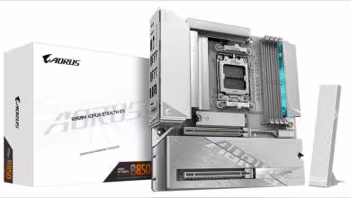Carte mère GIGABYTE B850M AORUS avec packaging, éclairage professionnel, fond neutre