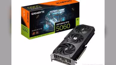 Packaging GIGABYTE RTX 5060 avec carte graphique en avant-plan fond noir vif
