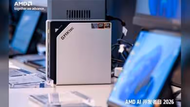 Mini PC GMKtec EVO-X3 en gros plan avec logo AMD, conception compacte, éclairage professionnel.