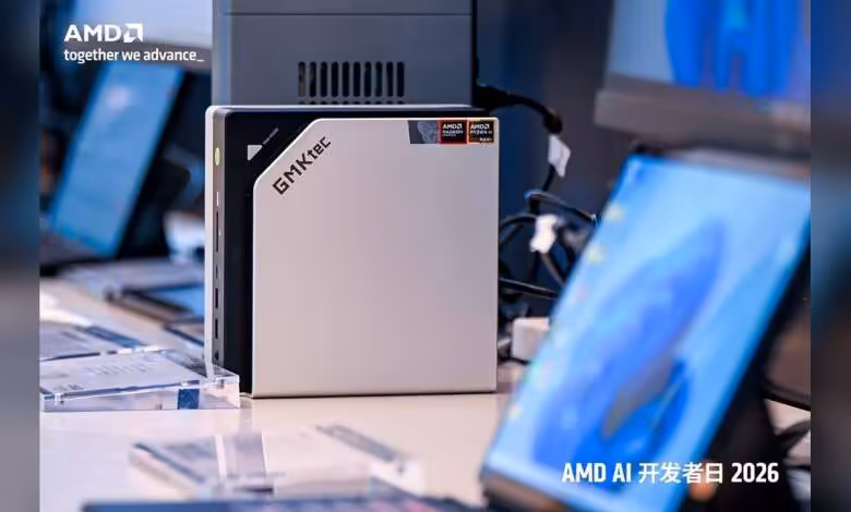 GMKtec EVO-X3 : mini PC Strix Halo avec Ryzen AI Max+ 395 et port OCuLink 1 Mini PC GMKtec EVO-X3 en gros plan avec logo AMD, conception compacte, éclairage professionnel.