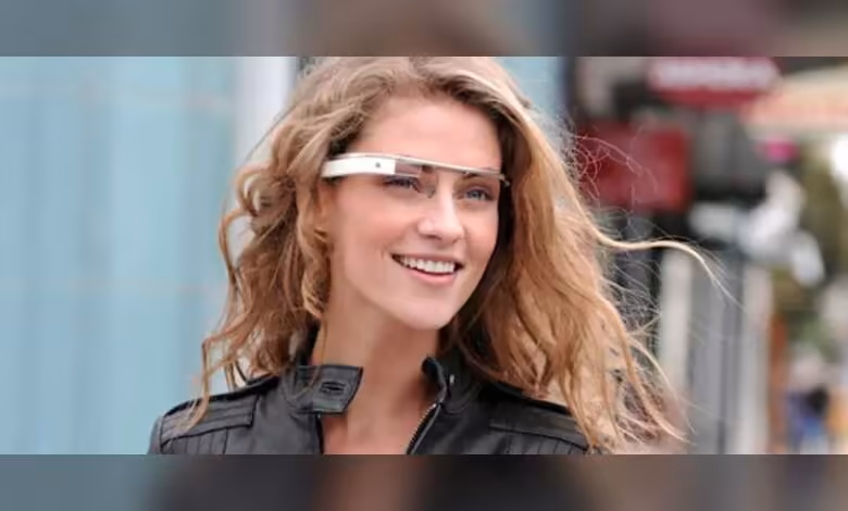 Google Android XR : la leçon Glass pour des lunettes vraiment désirables 1 Femme portant lunettes connectées Google Glass, cheveux blonds, veste noire, en extérieur.