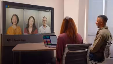 Réunion en visioconférence avec Google Beam et écran HP montrant quatre participants.