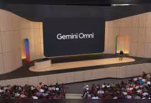 Présentation sur scène de Gemini Omni avec écran géant lors de la conférence Google I/O 2026.