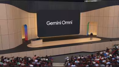 Présentation sur scène de Gemini Omni avec écran géant lors de la conférence Google I/O 2026.