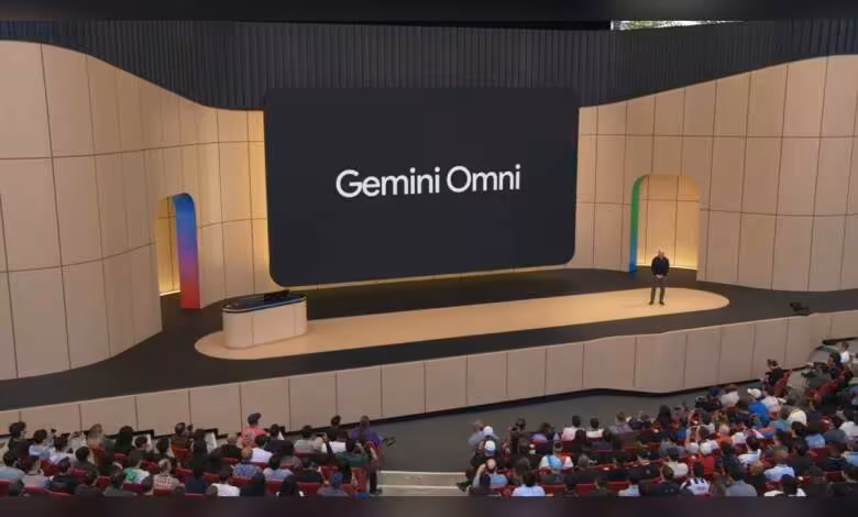 Google Flow intègre Gemini Omni Flash et un agent projet pour vidéos cohérentes 1 Présentation sur scène de Gemini Omni avec écran géant lors de la conférence Google I/O 2026.