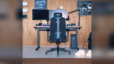 Bureau gaming motorisé Herman Miller Coyl avec chaise, double écran, bras de microphone et accessoires gaming