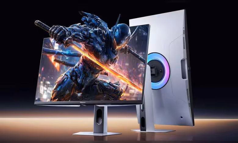 Moniteur Hisense GX Ultra 5K avec image de robot samouraï, éclairage RGB vif, fond noir.