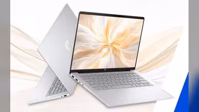 Laptops HP StarBook Plus 14 argentés bien éclairés sur fond blanc fluide et épuré