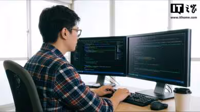 Homme programmant sur deux écrans d'ordinateur avec code, logo IT en haut à droite.