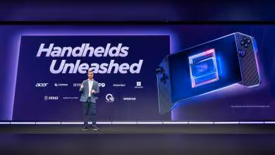 Présentation de console portable Intel avec écran, bouton de commande, et logos de marques partenaires.