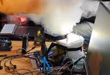 Setup overclocking avec refroidissement intense et fumée, PC composants visibles
