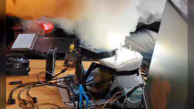 Setup overclocking avec refroidissement intense et fumée, PC composants visibles