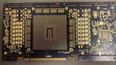 PCB Intel Crescent Island avec composants visibles et fond sombre, fortement contrasté