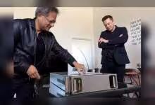 Jensen Huang présentant un serveur DGX-1 dans une salle avec une autre personne observant.
