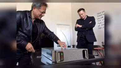 Jensen Huang présentant un serveur DGX-1 dans une salle avec une autre personne observant.