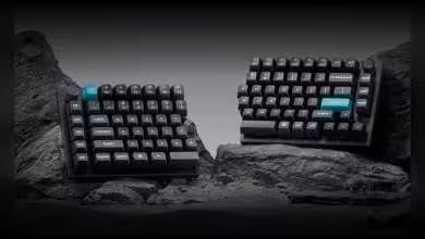 Clavier Keychron Q11 Ultra split sur fond de roche