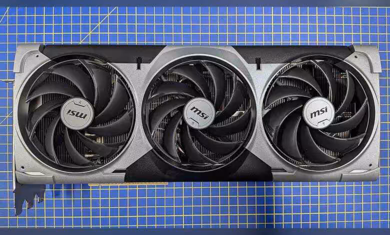 RTX 5090 hors service chez LDLC : des cartes abîmées vendues dès 1 499 euros 1 Carte graphique MSI RTX 5090 avec trois ventilateurs sur fond quadrillé bleu.