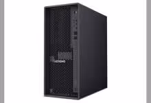 Lenovo ThinkStation P4 de face avec grille alvéolée, bien éclairée, fond neutre.