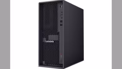 Lenovo ThinkStation P4 de face avec grille alvéolée, bien éclairée, fond neutre.